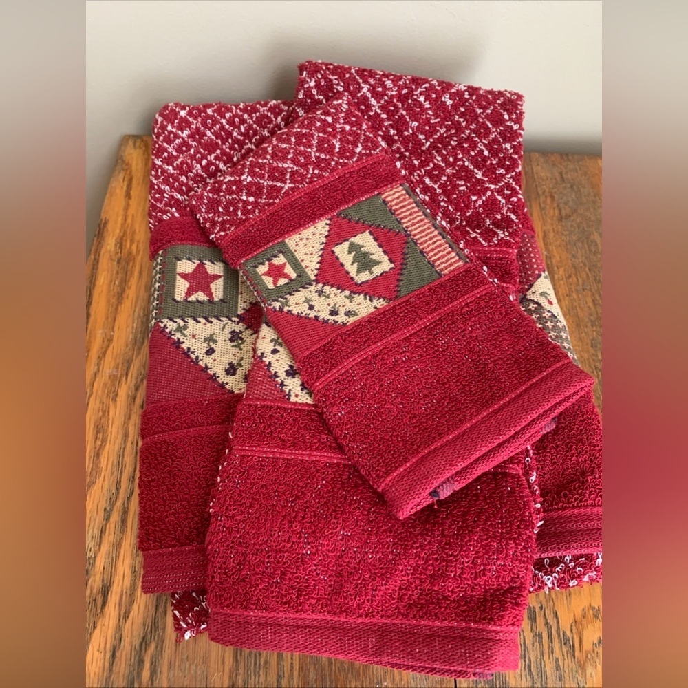 Santens VTG Christmas Tree Quilt Pattern Red Cotton Woven Bath Towels Set of 3